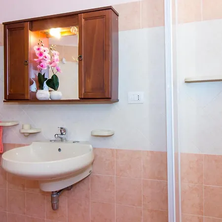 Vakantiehuis In Con Ampio Giardino Esterno