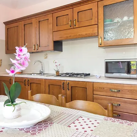 Vakantiehuis In Con Ampio Giardino Esterno