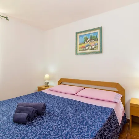 Vakantiehuis In Con Ampio Giardino Esterno