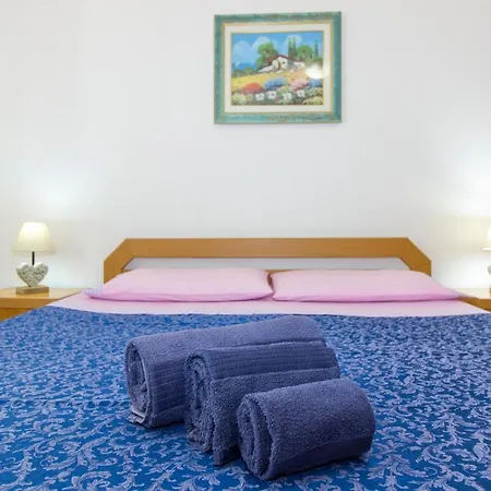 Vakantiehuis In Con Ampio Giardino Esterno