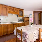 In Con Ampio Giardino Esterno Σπίτι διακοπών