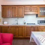 In Con Ampio Giardino Esterno Σπίτι διακοπών