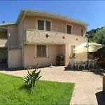 Σπίτι διακοπών In Con Ampio Giardino Esterno