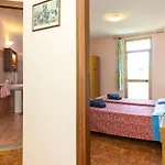 In Con Ampio Giardino Esterno Σπίτι διακοπών *